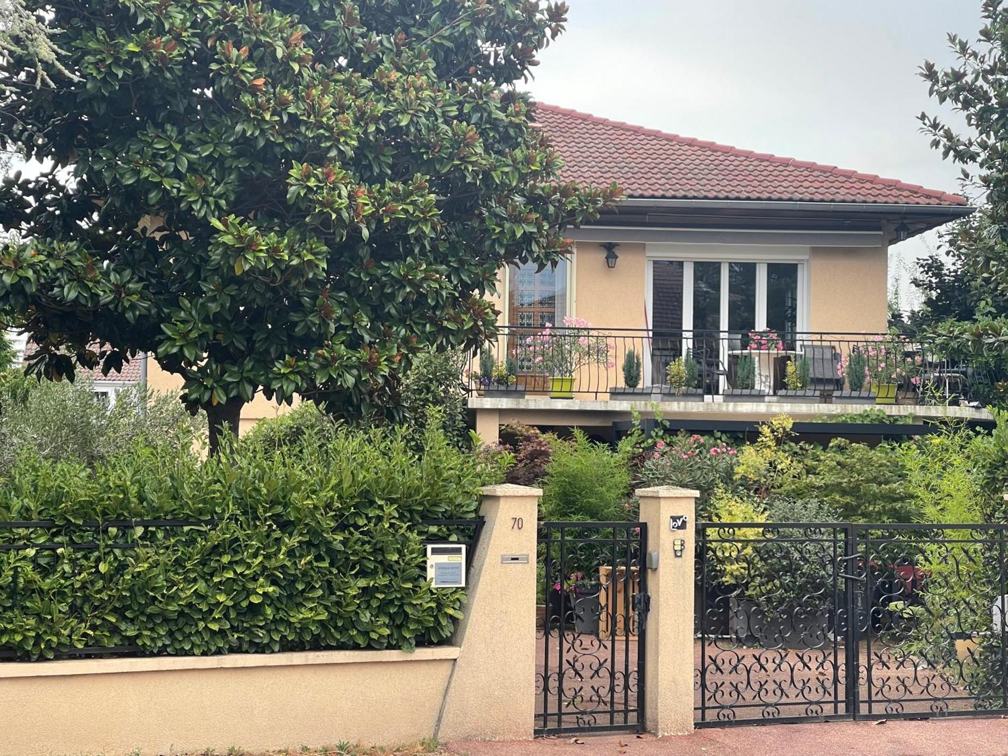 Bed and Breakfast Casa Lovo Saint-Laurent-de-Mure Exterior foto